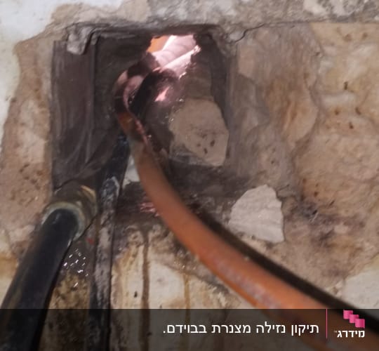 צינורות מים בתוך קיר עם נזילה